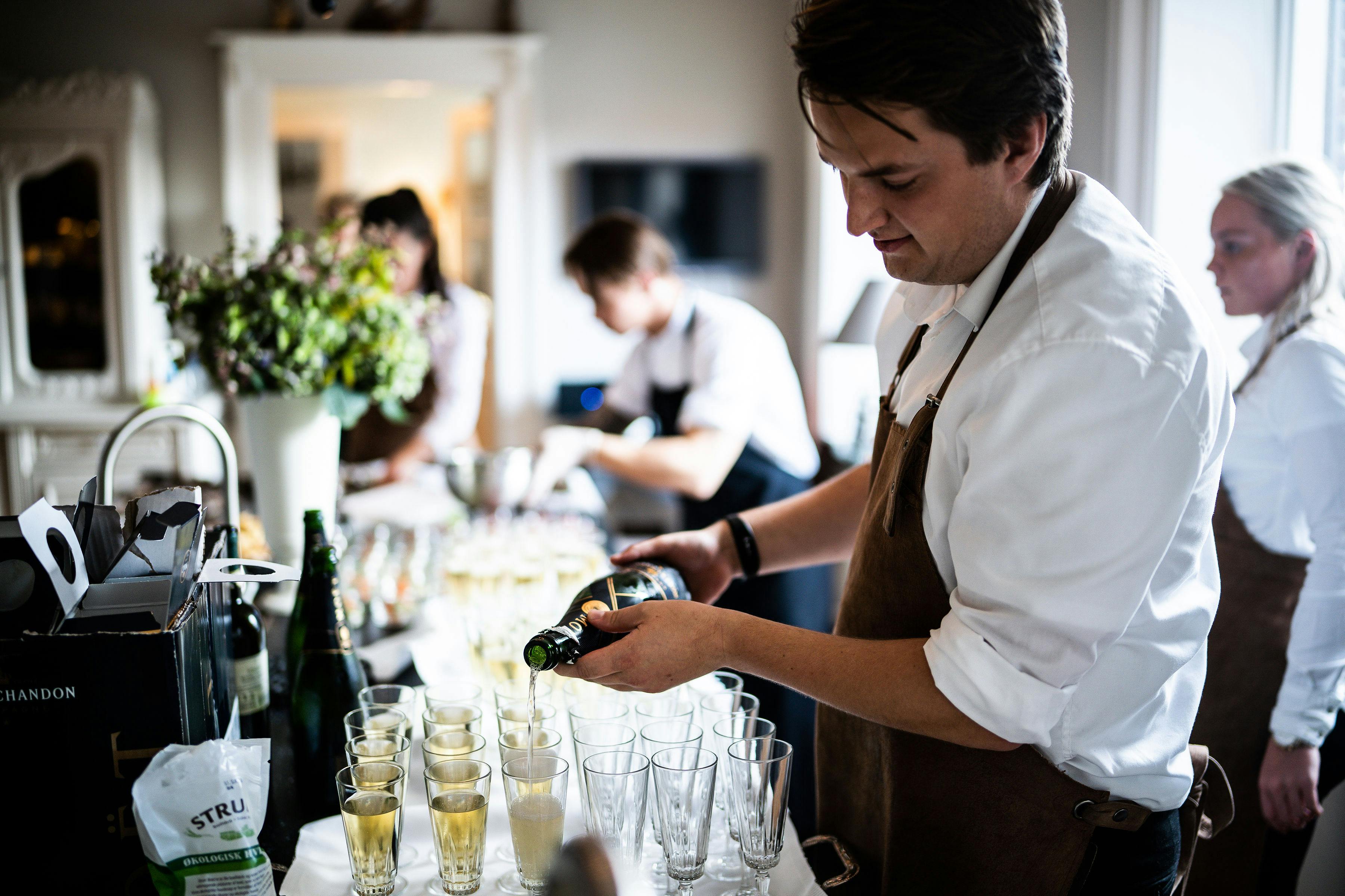 caterer pouring drinks