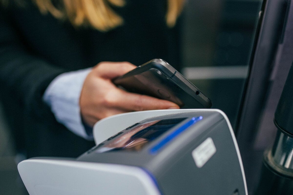 woman making a restaurant mobile payment